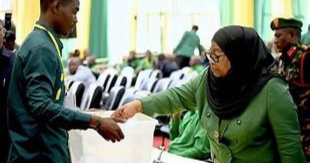 Dkt. Samia Acheza Taarab na Mama Karume Katika Mkutano wa Kampeni Tanga – Video Inayovutia Mashabiki