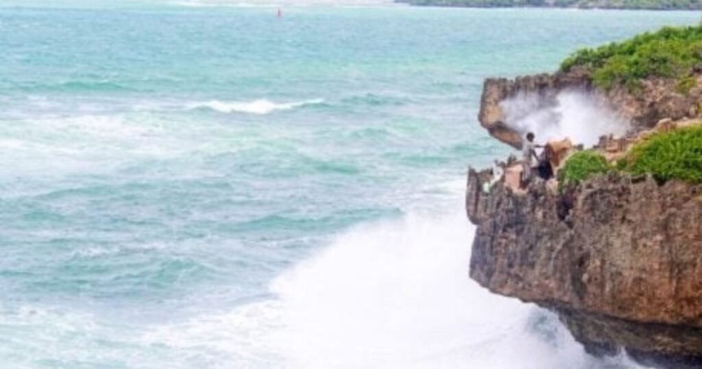 Kimbunga Hatari Chapiga Hong Kong: Uharibifu Mkubwa, Mawimbi ya Bahari na Tahadhari Mpya