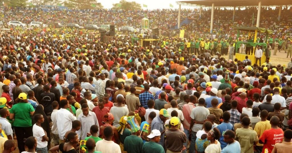 Umati Mkubwa wa Wananchi wa Katoro Wampongeza Dkt. Samia Katika Mkutano wa Kampeni – Picha