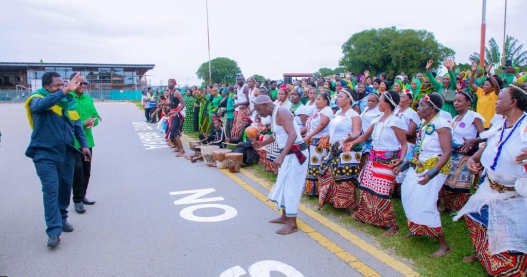 Dkt. Nchimbi Awasalimia Wananchi wa Mikumi Akielekea Kilombero: Atoa Wito wa Umoja na Kura kwa Maendeleo