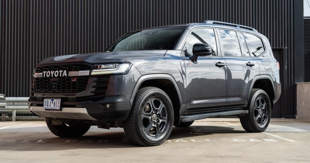 Usiyoyajua Kuhusu Toyota Land Cruiser GX-R, GR-S na ZX (LC300 Series) — Mwongozo Kamili Wa 2025