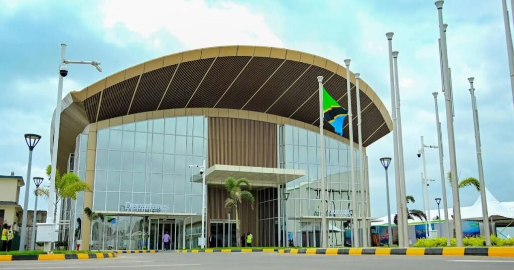 Makamu wa Rais Aeleza Mkakati wa Serikali Kuunganisha Sekta ya Uchukuzi: Uzinduzi wa Jengo la Viongozi Watoa Mwelekeo Mpya wa Maendeleo